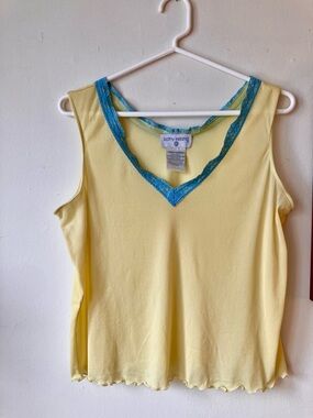 Kathy Ireland yellow sheer tank with blue lace vneck and scalloped hem sz L